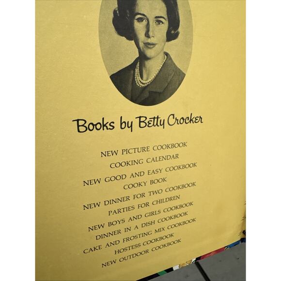 Betty Crocker's Pie and Pastry Cookbook Party Potluck Recipes 1st Ed 1968 - Picture 3 of 11